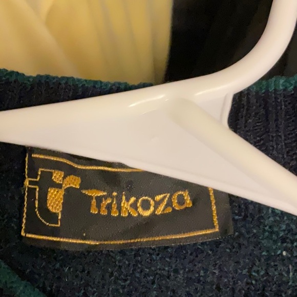 Elegant Black and Green Crewneck Sweaters - Picture 4 of 6